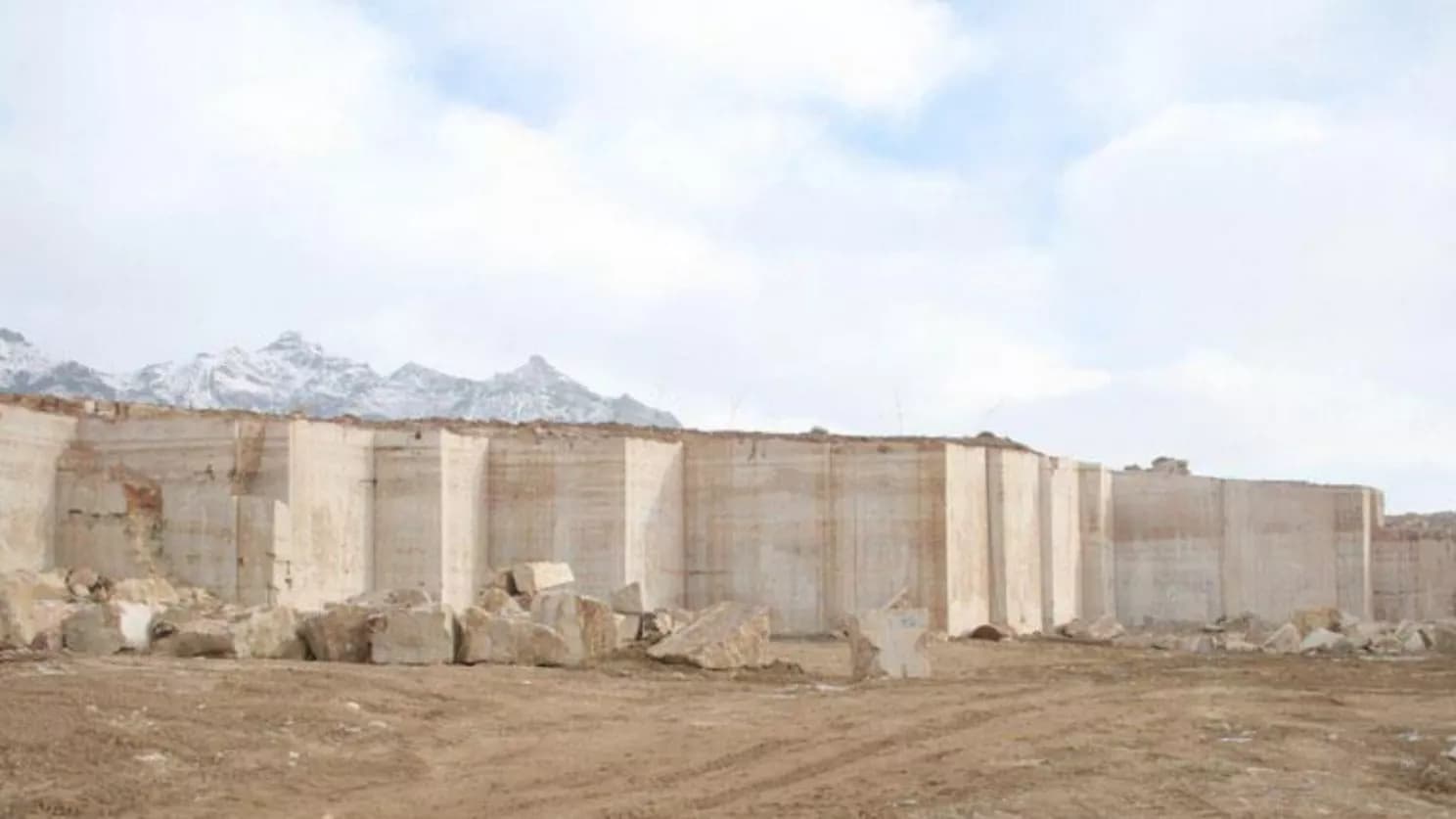 آشنایی با معدن سنگ ساختمانی